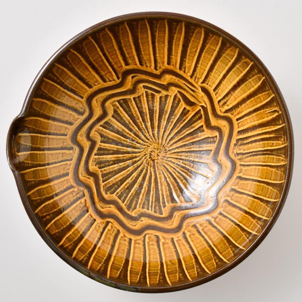 小鹿田焼坂本浩二窯の飴釉刷毛目櫛描尺四寸大皿　大分民藝　検）坂本茂木 小鹿田焼 坂本浩二窯 九寸片口 刷毛目に指かき 飴 ｜ みんげい