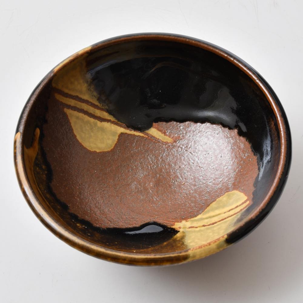 茶色と黒のグラデーションの陶器ボウル 三名窯 三彩流六寸ボウル ｜ みんげい おくむら （日本と世界の民芸）