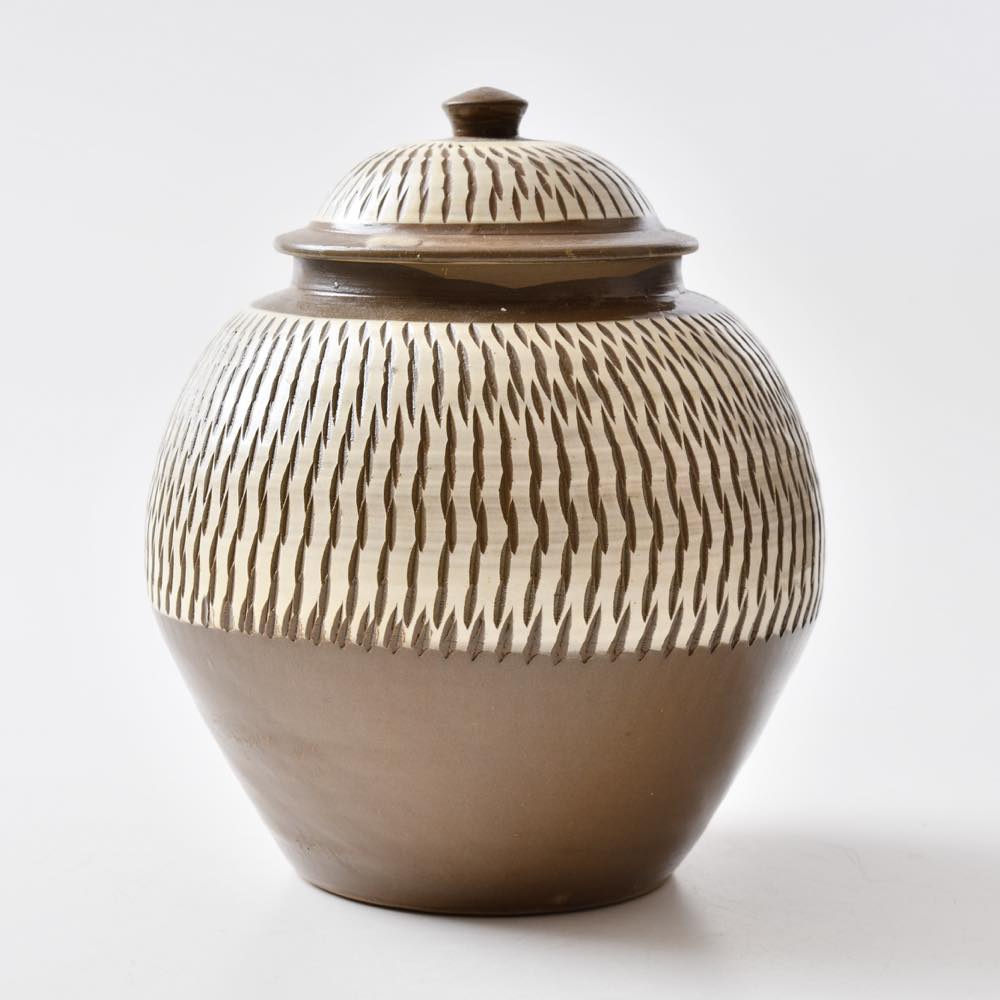 小鹿田焼 坂本浩二窯 大壺 民藝 飛びかんな 小鹿田焼 坂本浩二窯 一升壷 飛び鉋 白 ｜ みんげい おくむら （日本と