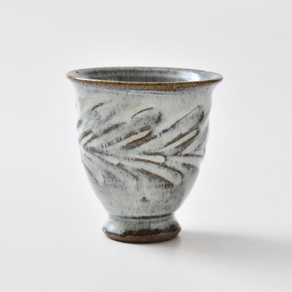 小代瑞穂窯 草紋 カップ(高) 白 | みんげい おくむら (日本 小代瑞穂窯 草紋 カップ(高) 白 | みんげい おくむら (日本