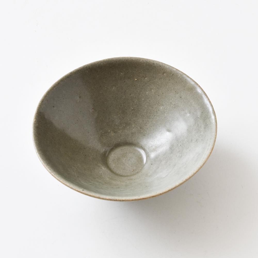 青磁茶碗　高麗青磁茶碗　鈴木五風氏作　大分県 高麗青磁平茶碗 こうらいせいじひらちゃわん – 鶴田 純久の章 お話