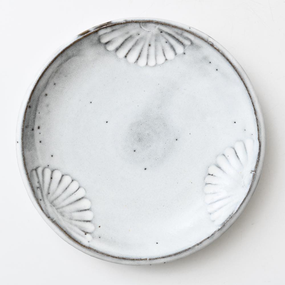 丹波立杭焼 俊彦窯 糠釉 菊紋しのぎ 八寸皿 ｜ みんげい おくむら