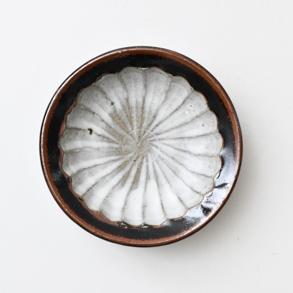 丹波立杭焼 俊彦窯 掛分 しのぎ 4.5寸平鉢 ｜ みんげい おくむら