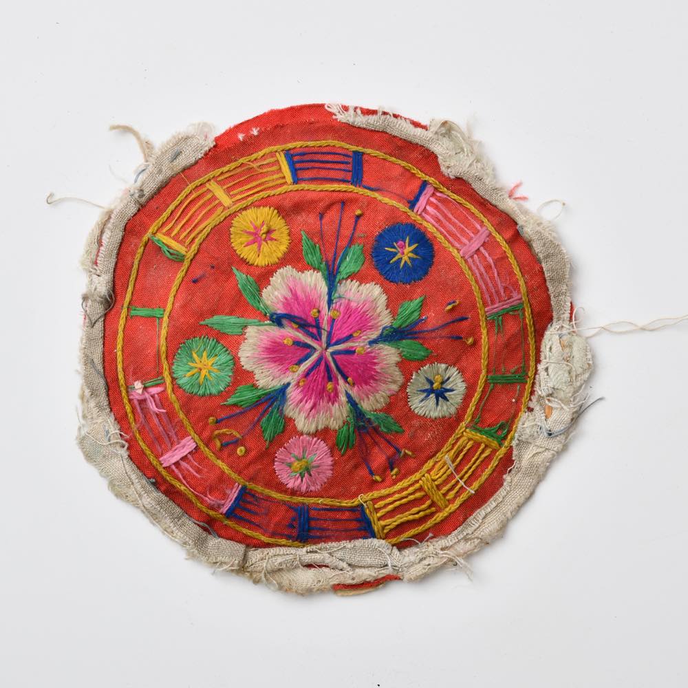 朝鮮（韓国） 枕 刺繍片 丸 赤 ｜ みんげい おくむら （日本と世界の民芸）