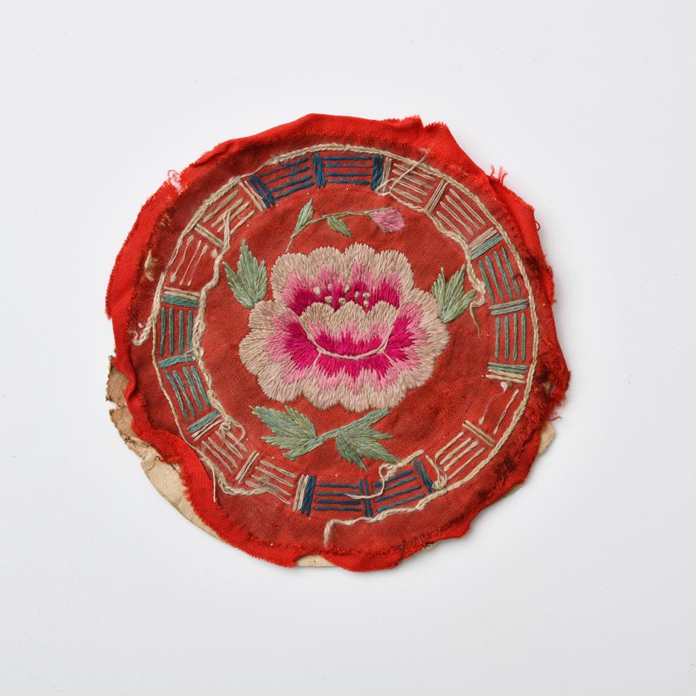 朝鮮（韓国） 枕 刺繍片 丸 赤 ｜ みんげい おくむら （日本と世界の民芸）