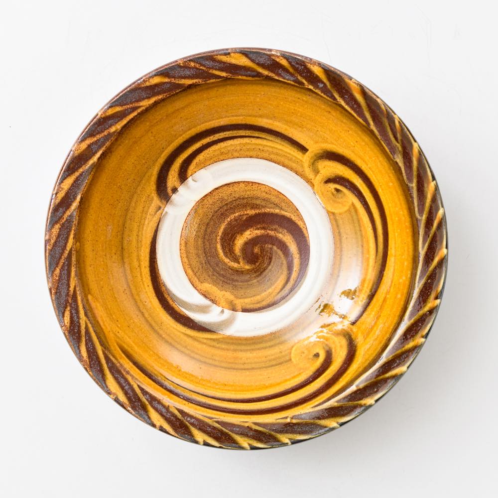 小鹿田焼 坂本浩二窯 七寸深皿 指かき 飴 ｜ みんげい おくむら （日本