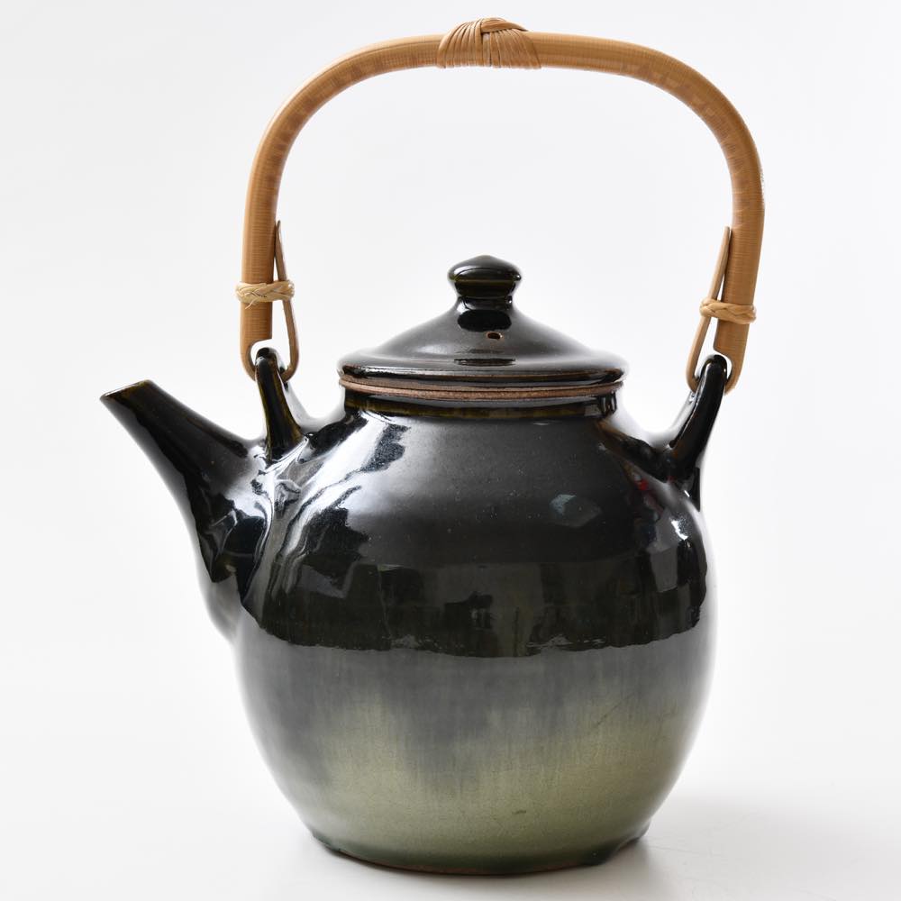 作家物　陶芸家　土瓶　急須　真鍮金具　黒釉土瓶　青磁蓋 まゆみ窯 土瓶 呉須 ｜ みんげい おくむら （日本と世界の民芸）